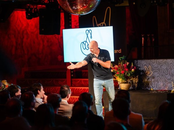 Cabaretier Jochen Otten tijdens de NextGen Award