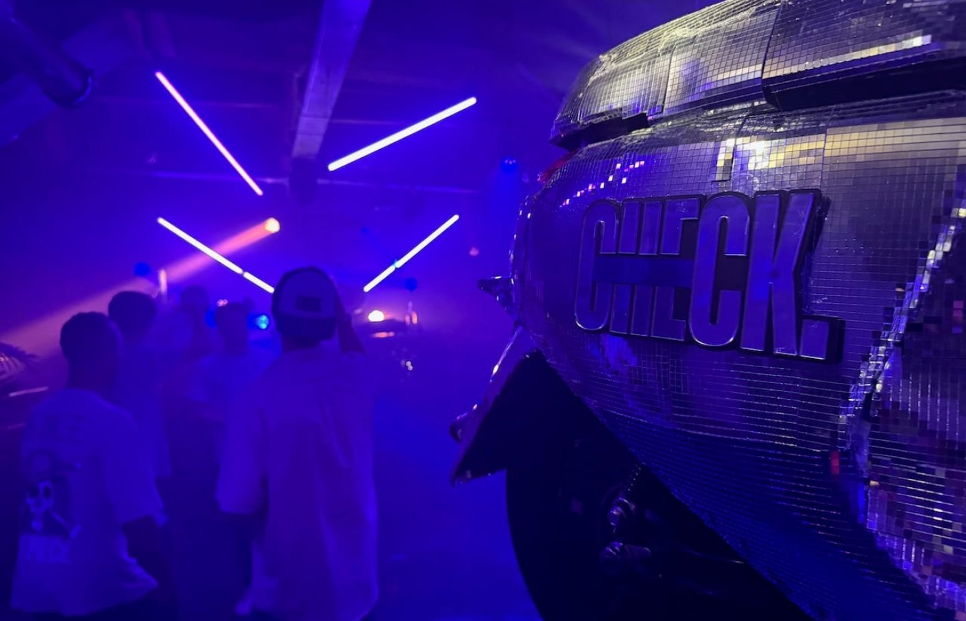 Check Festival, met een discobol gemaakt van een Check-scooter